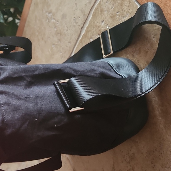 ZYIA black small purse with pink FLOURISH lettering - Picture 8 of 9